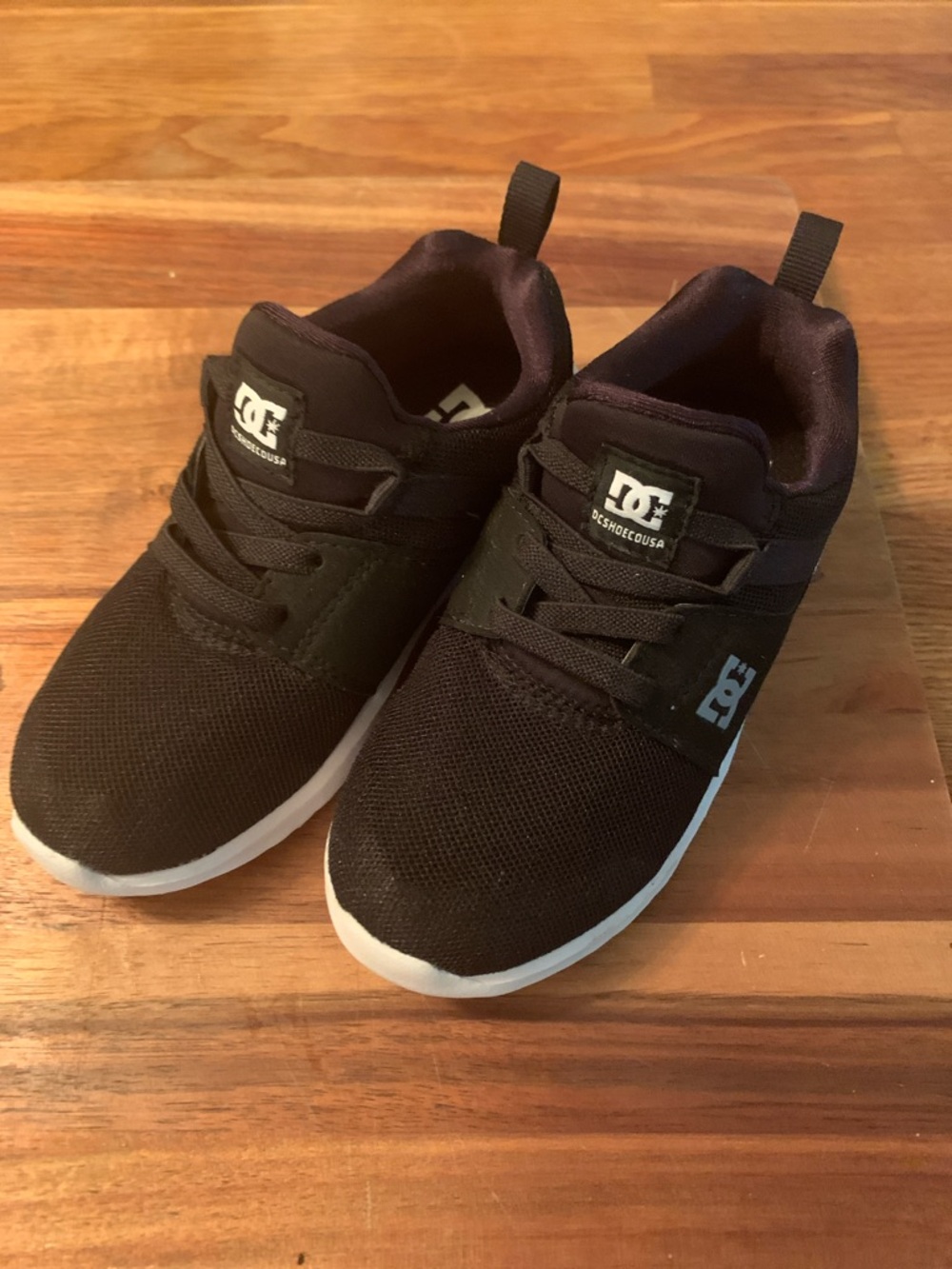 Boys Size 10.5 DC Kids Black and White Low-Top Sneakers